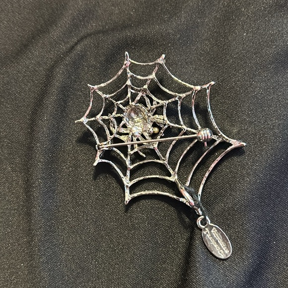 Spider in web pin - Picture 3 of 3